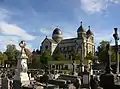 Le cimetière et la basilique Saint-Ferjeux.