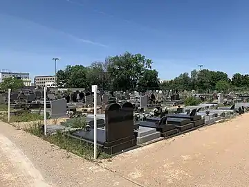 Cimetière israélite dans le cimetière nouveau.