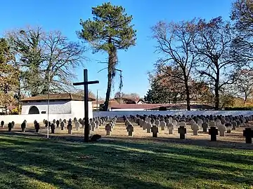 Vue d'ensemble du cimetière à l'intérieur de l'enclos