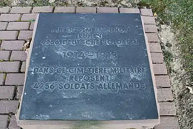 Dans ce cimetière  reposent 4256 soldats allemands