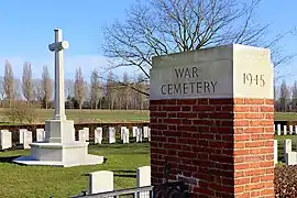 Le cimetière militaire.