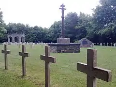 Cimetière Franco-Allemand vue sur le Calvaire breton du XVIe siècle transféré depuis le village de Le Tréhou (Finistère).