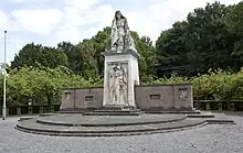 Le monument du cimetière militaire.
