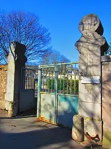 L'entrée du cimetière.