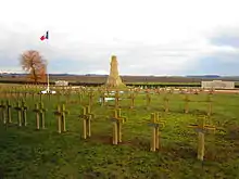 Photo représentant un alignement de tombes dans un cimetière militaire.
