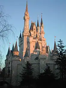 Le château, vu de côté.