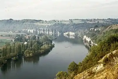 Le cingle de Limeuil (méandre de la Dordogne) en limite d'Alles-Sur-Dordogne (à gauche) et Limeuil.