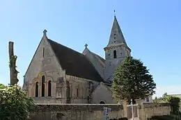 L'église Saint-Germain à Cintheaux sur le chemin haussé.