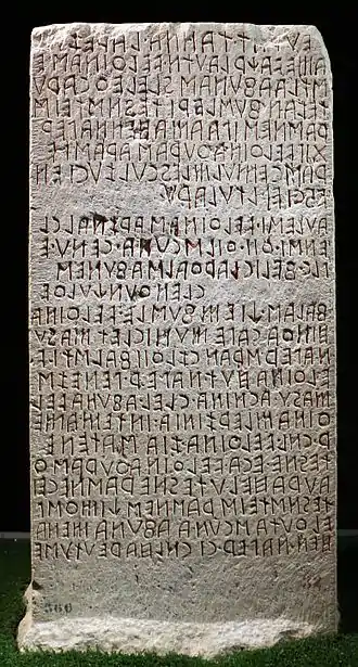 Stèle rectangulaire en pierre avec inscription en alphabet étrusque.