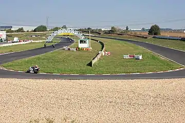 Autre vue du circuit, avec la passerelle Dunlop.