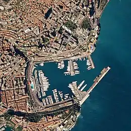 Photo satellitaire du circuit de Monaco et des alentours. À gauche, la ville, à droite la Méditerranée.