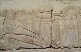 Scène de circoncision sur un relief du temple de Khonsou dans l'enceinte de Mout