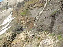 Chemin des mines dans la falaise nord du cirque de Barrosa