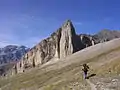 Punta d'Espluca Ruego qui domine le plateau de Liena où on repère la trace du chemin des mines avant sa traversée du cirque, à droite