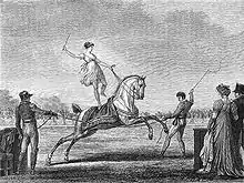 Gravure représentant un exercice d'écuyère au cirque Franconi, époque du Consulat, gravure de Debucourt, d'après H. Vernet, dans le Dictionnaire historique et pittoresque du théâtre d'Arthur Pougin (1885).