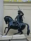 Statue d'un guerrier à cheval, à droite de la porte d'entrée.