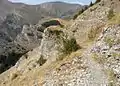 Le chemin de ronde dans les pierriers au sud-est du cirque