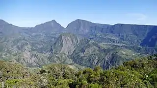 Vue du cirque de Salazie depuis le gîte de Bélouve avec la Roche Écrite au centre faisant face au Cimandef sur sa gauche.