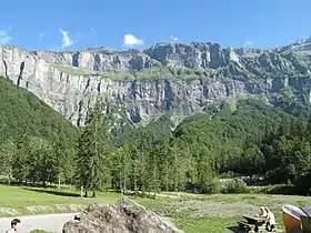 Le cirque du Fer-à-Cheval vu depuis la vallée du Giffre.