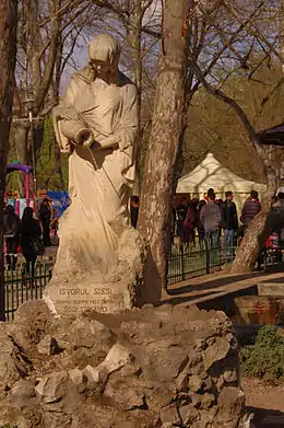 Le monument et la source Sissi Stefanidi