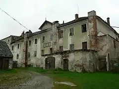 Les bâtiments non encore restaurés.