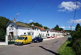 Série de maisons mitoyennes identiques.