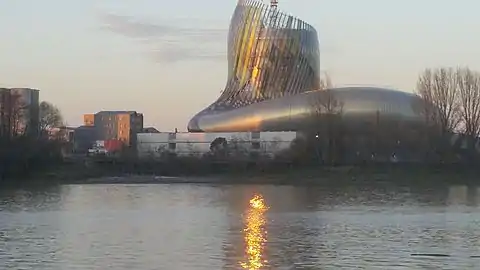 La Cité du Vin vue de la Garonne.