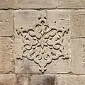 Sculpture à motif hexagonal stylisé sur un mur de la citadelle d'Alep en Syrie
