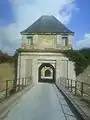 La Porte de Secours, et La Porte de Boulogne visible dans son arche.