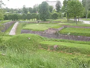 2. Traverses protégeant une place d'armes rentrante à Maubeuge.