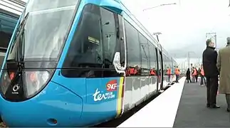 Vue d'une rame du tram-train de Nantes arrêtée à une station.