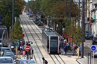Un tramway au pied de la tranchée, à la station Place Choiseul.