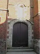 L'espace devant le porche de l'église est particulièrement resserré.