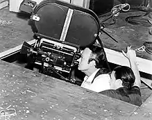 Orson Welles préparant une prise de vues en contre-plongée pour Citizen Kane (1941).