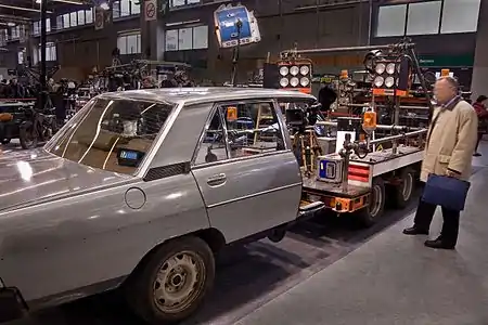 Élément de véhicule tracté par la voiture travelling (caméra Cameflex filmant les passagers arrière).