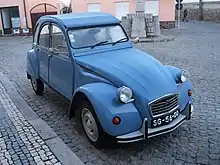 Photo en couleur d'une 2 CV bleue azur.