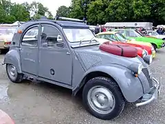 2 CV Sahara : sa roue de secours sur le capot…