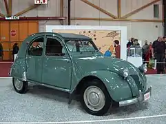 Voiture de couleur verte, vue de côté.