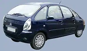 Vue d'artiste d'une Citroën Xsara Picasso retournée ou « dans le bon sens ».