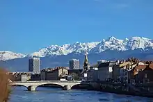 Le quai de l'Isère avec les sommets enneigés au loin.