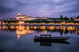 La cathédrale et le mail illuminés en début de soirée, vus depuis la Creusille.