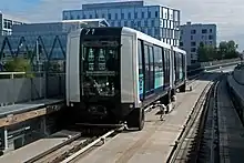 Photo d'une rame sur le viaduc de la ligne B à proximité de la station Atalante.