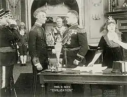 Howard C. Hickman et Herschel Mayall (face à face), Charles K. French (derrière eux) et Lola May (à d.), dans Civilisation (1916)