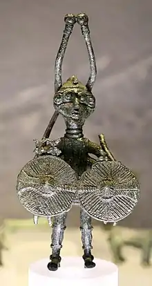 Sculpture en bronze d'un guerrier avec quatre yeux et quatre bras.