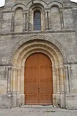 Portail roman de la façade.