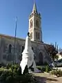 Le monument aux morts devant l'église