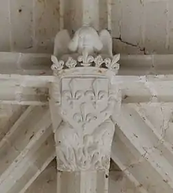 Clé de voute aux armes de la France (trois lys d'or) accompagné d'un ange bienveillant, dans la chapelle du château.