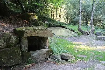 La fontaine qui alimentait le village en eau potable.