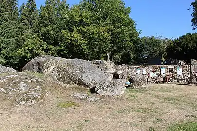 Le chaos rocheux et les ruines d'une habitation transformée en musée.