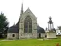 Cléden-Poher : l'église paroissiale et le calvaire.